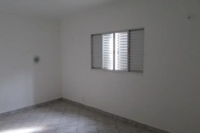 Imagem Casa com 01 vaga, portão eletrônico, sala, cozinha com gabinete e armários, área de serv. cobert...