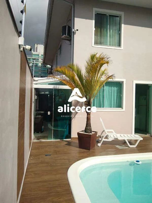 Imagem Casa ampla a 1 quadra da Beira-Mar Continental | 3 Dormitórios I 4 Vagas de Garagens I Piscina no bairro Estreito - Florianópolis/SC
