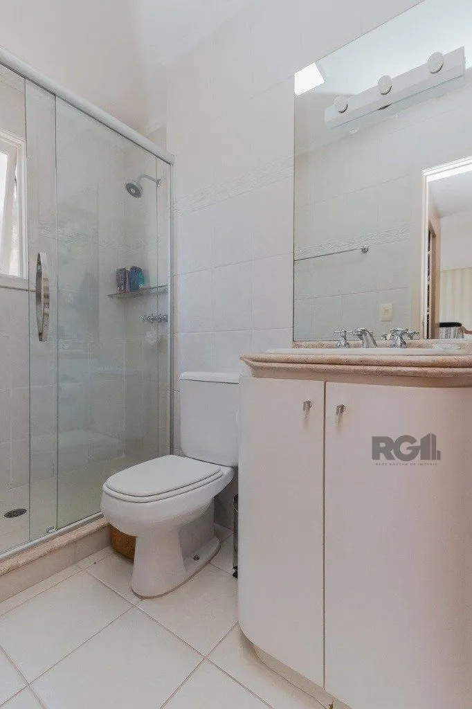 Imagem Excelente casa em condomínio de 249m² com 03 dormitórios e 4 vagas.