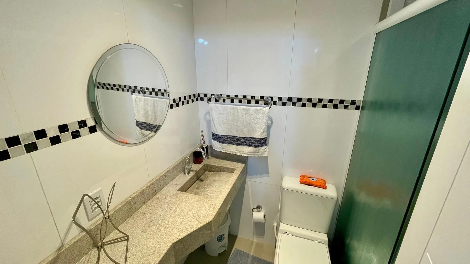 Imagem Casa térrea 100% mobiliada com 3 dormitórios, suíte, piscina e 3 vagas.