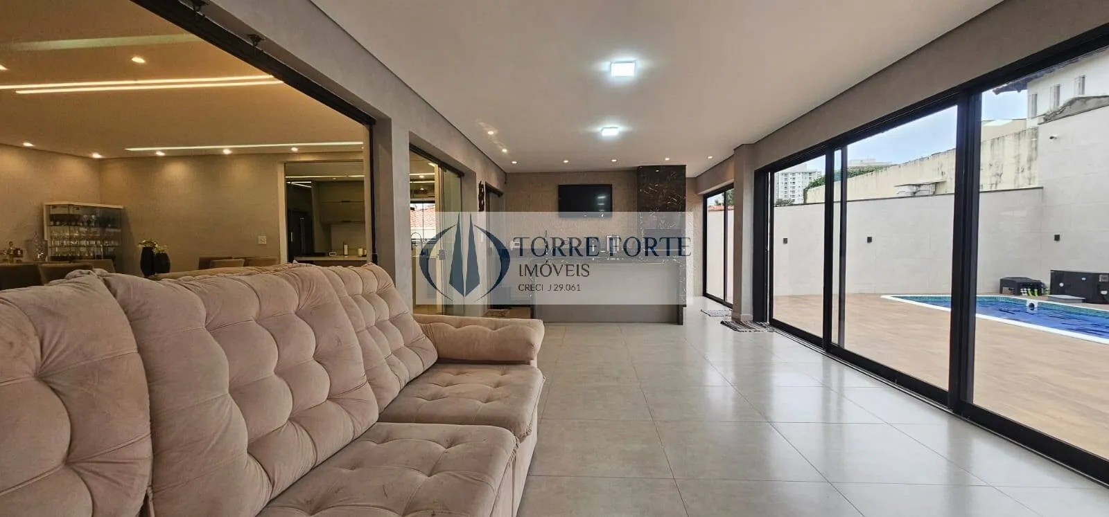 Imagem Ótima casa 396 m², 3 dormitórios sendo 1 suíte, 5 banheiros, em S.C do Sul