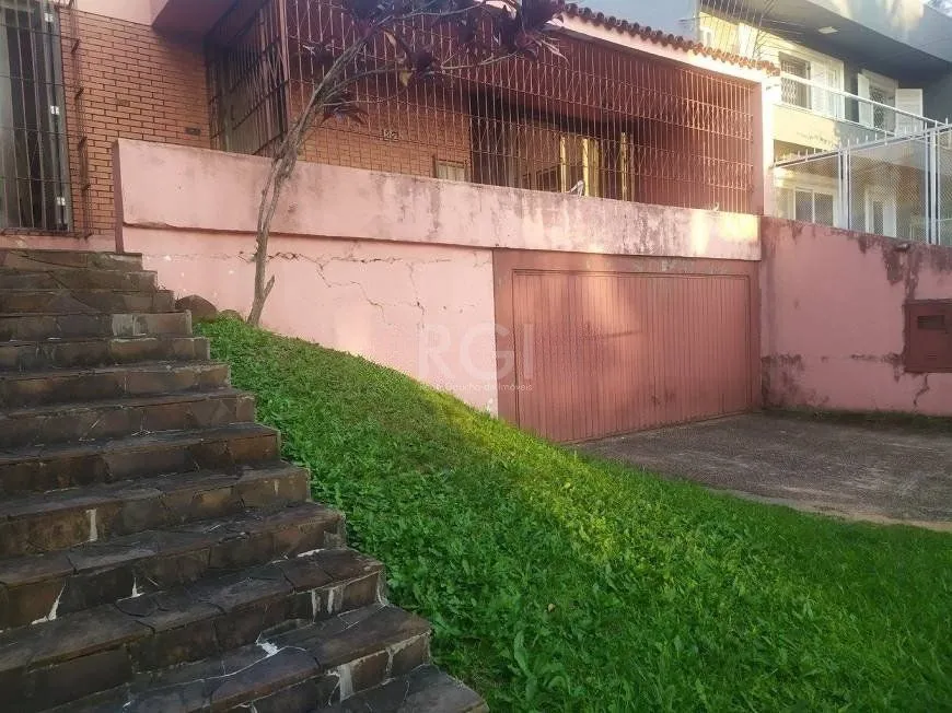 Imagem Casa com 03 dormitórios, churrasqueira, pátio com piscina e 5 vagas de garagem no bairro Menino Deus