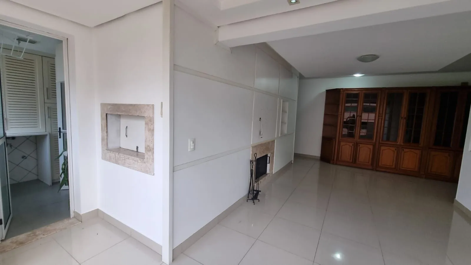 Imagem Apartamento 03 dormitórios 110mq e duas vagas, semi mobiliado, no Bairro Auxiliadora para locação.
