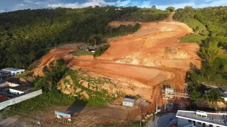 Imagem Terreno 2.094,88m² no Cond. Pôr do Sol, Centro de Garopaba-SC: Invista Já!