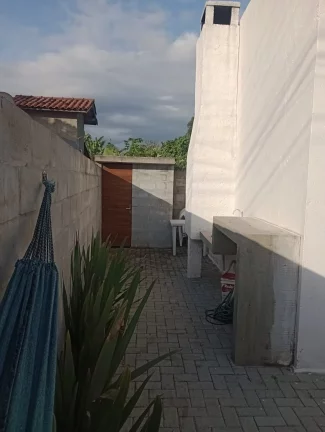 Imagem Casa robusta e bem localizada em Garopaba: ideal para quem ama natureza e conforto.