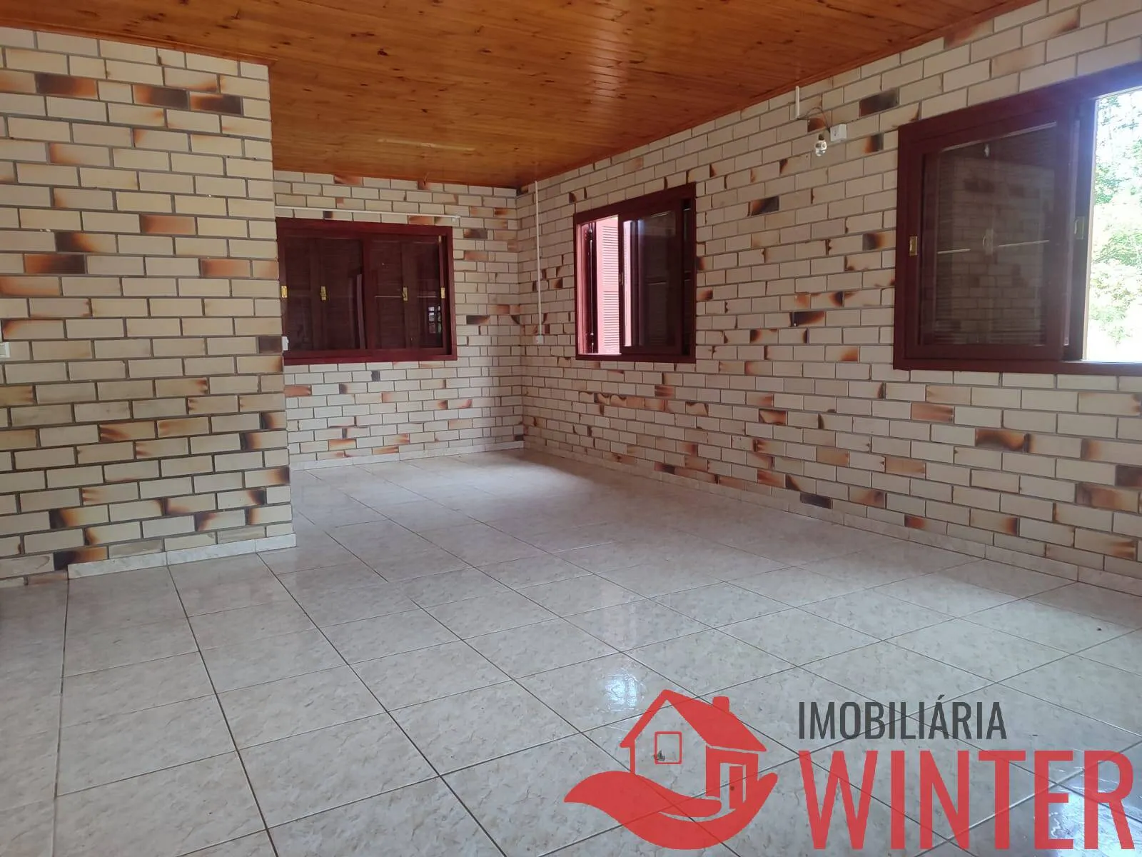 Imagem Pavilhão de 1.558,37m² + casa de caseiro em área de 14.485,00m²