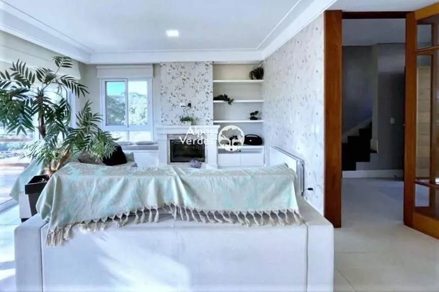 Imagem Vende-se Casa em Condominio com 3 suites a 5 minutos da Rua Coberta