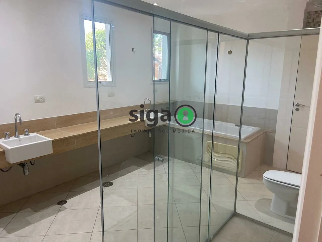 Imagem Sobrado em Moema - 250m², 4 quartos, 2 vagas á Venda !!