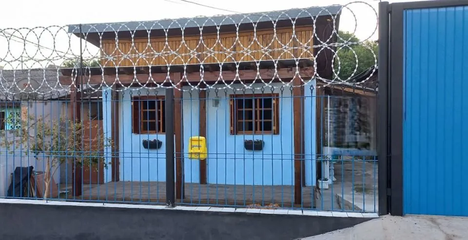 Imagem Casa térrea de 2 dormitórios, living, cozinha, churrasqueira, área de serviço, banheiro social, vaga para 2 automóveis.