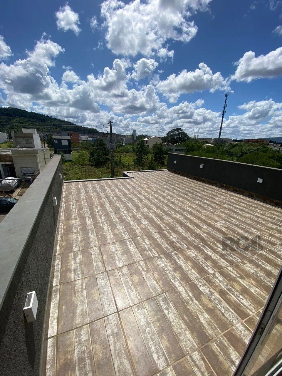 Imagem Casa com 03 Dormitórios / Amplo Terraço e Pátio