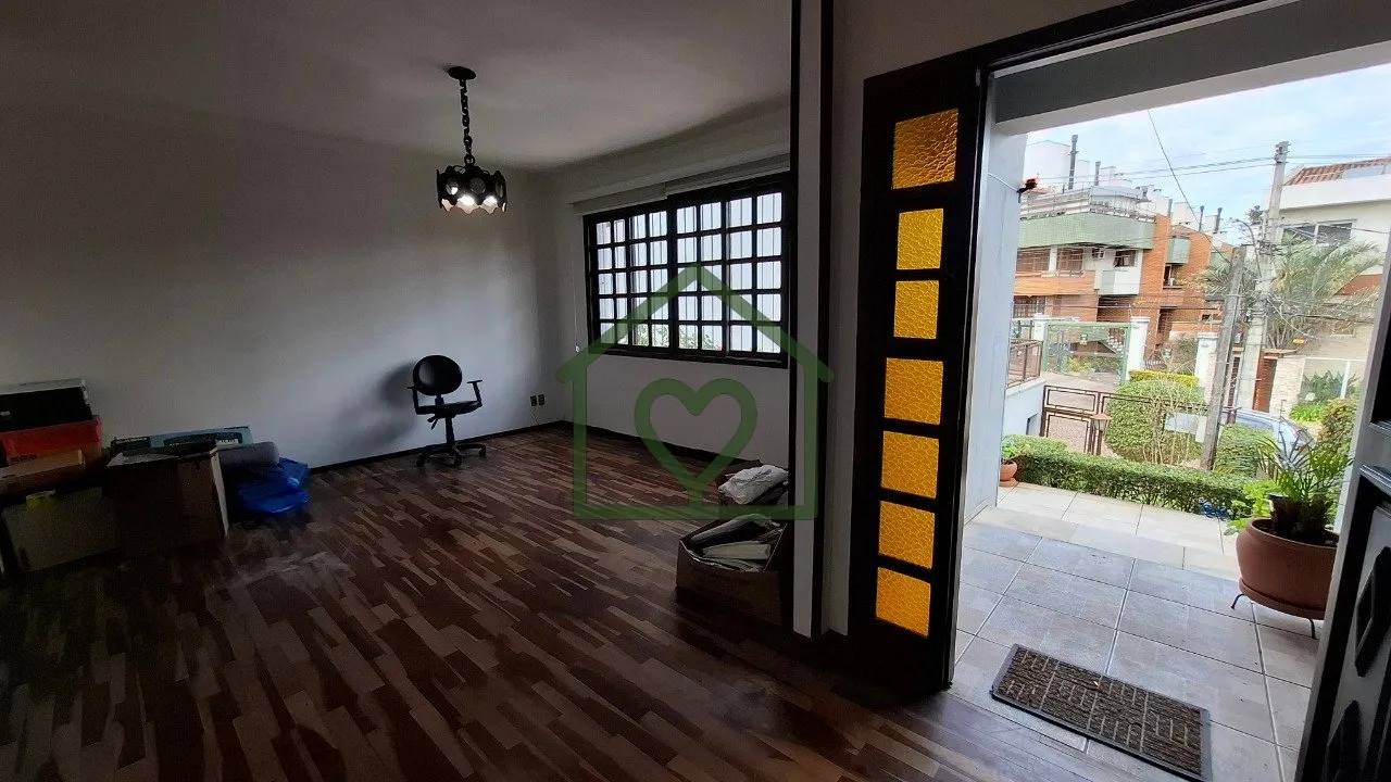 Imagem Casa 3 dormitórios sendo um suíte com sacada e garagem para dois carros. No andar inferior: Living...