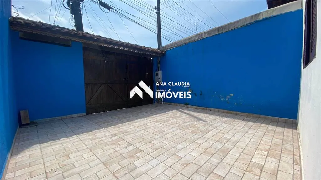 Imagem Casa na praia de Mongaguá a venda, 80 metros da Marginal.