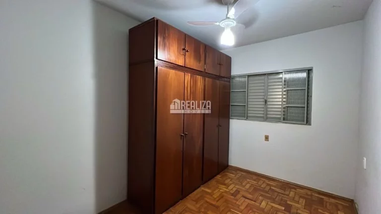 Imagem Casa para alugar no bairro Irmãos Soares, em Uberaba - 4 dormitórios e área de lazer!