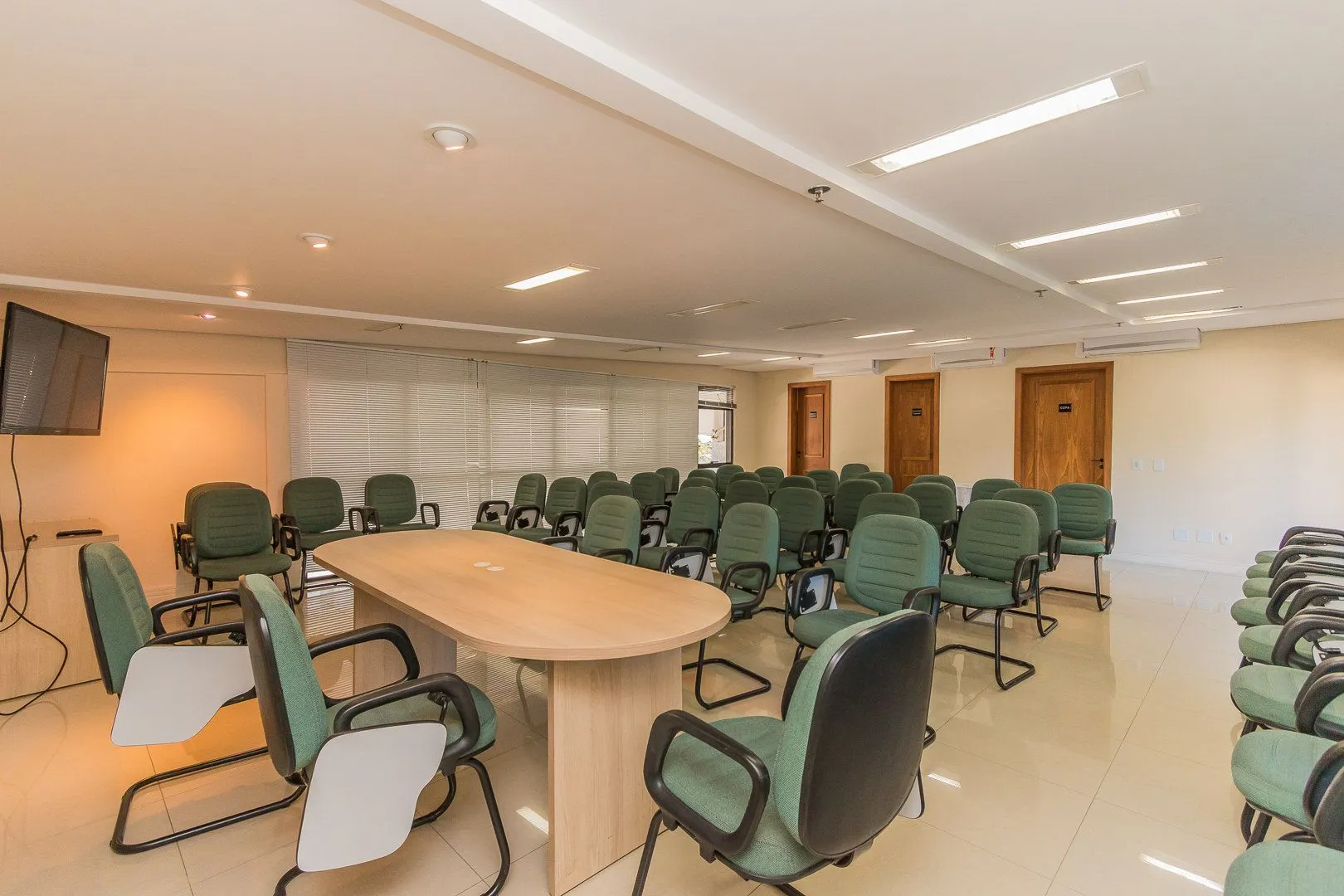 Imagem MÁFFER IMÓVEIS ALUGA - CONJUNTO COMERCIAL COM 2 VAGAS DE GARAGEM 93m² de área privativa Imóvel moderno e funcional, ideal para escritórios, clínicas ou empresas que buscam um espaço elegante e bem localizado.