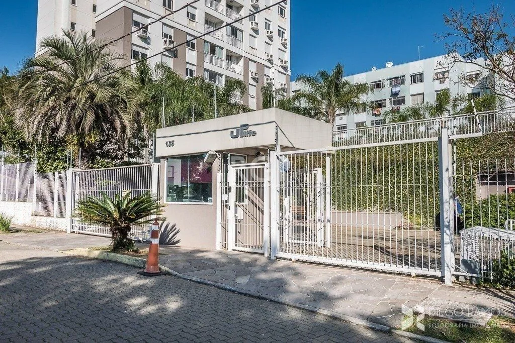 Apartamento de três dormitórios, suíte e uma vaga de garagem no bairro Cristo Redentor em Porto Alegre.