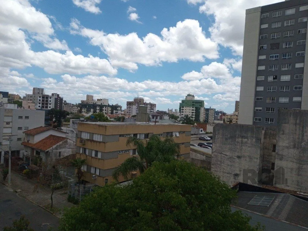 Imagem Vende prédio com 3 apartamentos, 9 dormitórios, 3 suíte, 3 salas amplas com churrasqueira, box 8 vaga coberta, 479 m² por R$ 2.150.000,00- São João - Porto Alegre/RS
