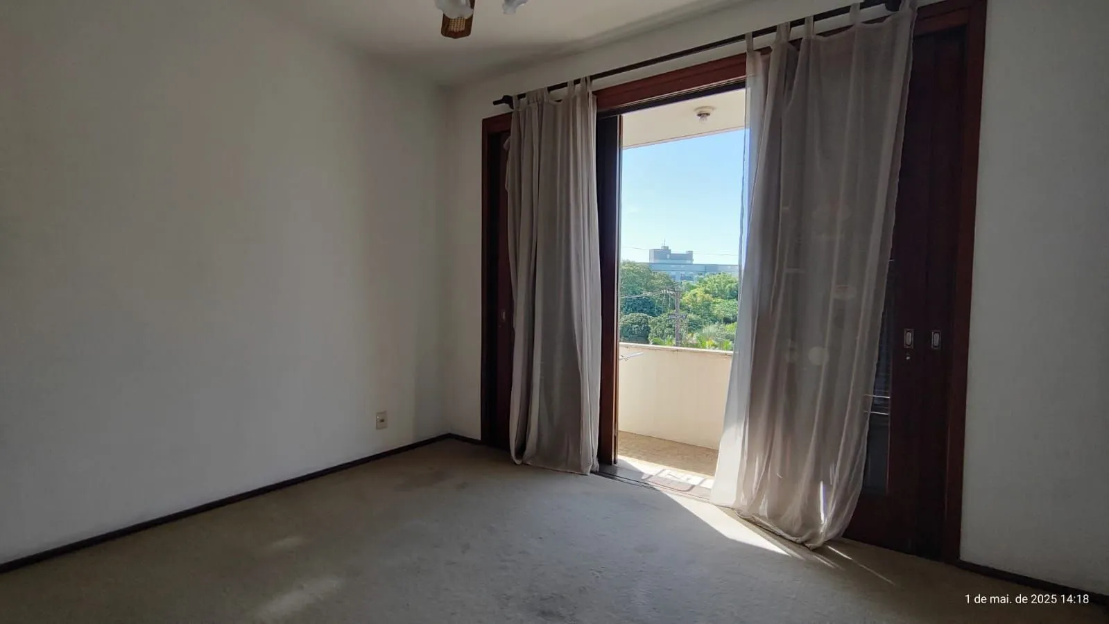 Imagem Apartamento de 4 dormitórios, 2 suítes, living amplo e arejado com sacada.