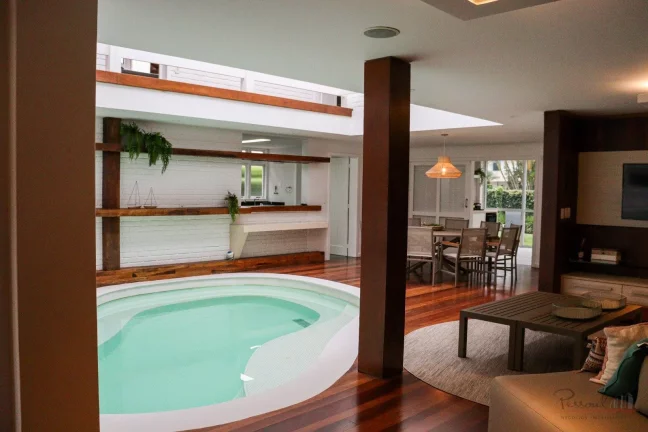 Imagem Casa reformada, mobiliada e decorada na Av Buzios em Jurere Internacional. Localizada em frente ao H...