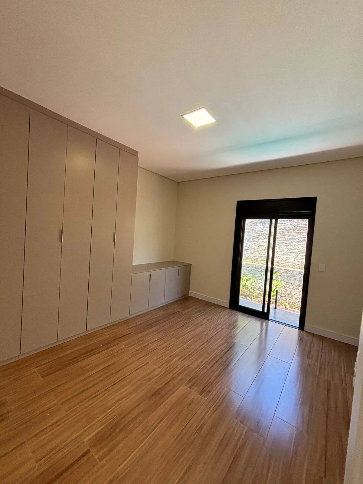 Imagem Casa Nova Planejada em Alphaville - 4 Dormitórios, 2 Suítes, Área de Lazer Completa e 4 Vagas