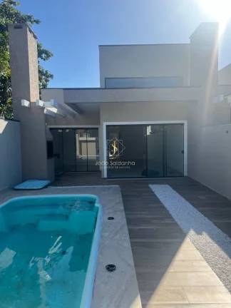 Imagem Casa a venda em Guaratuba a 50 metros do mar, em rua asfaltada, com piscina, churrasqueira, fino acabamento.