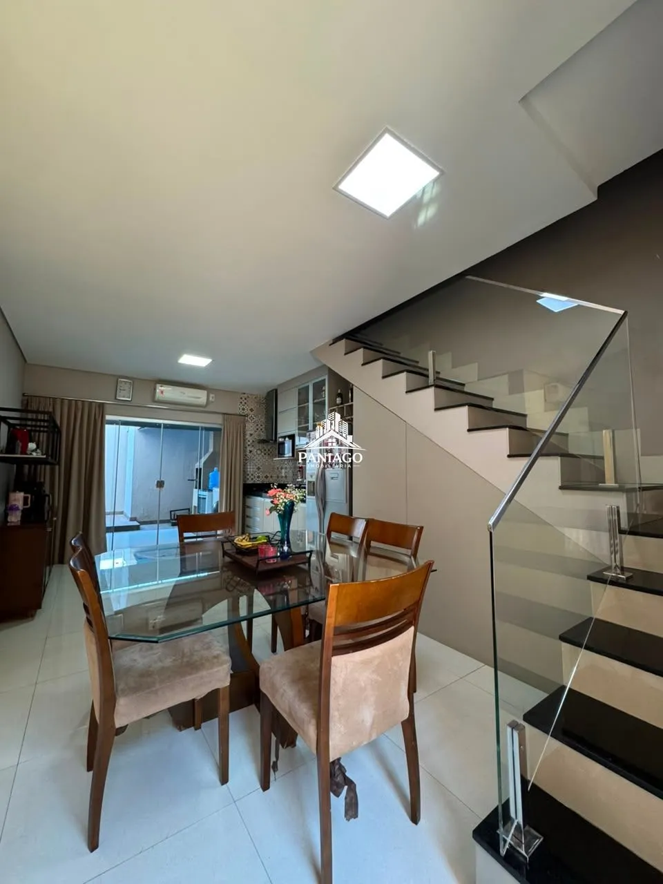 Imagem Sobrado de Alto Padrão com 3 Quartos, Piscina e Espaço Gourmet