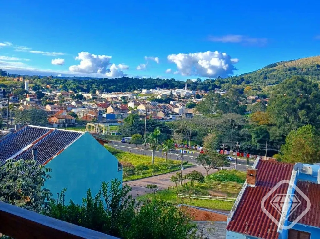 Imagem Casa com vista privilegiada em rua sem saída, tranquila e silenciosa.

Esta residência combina amp...