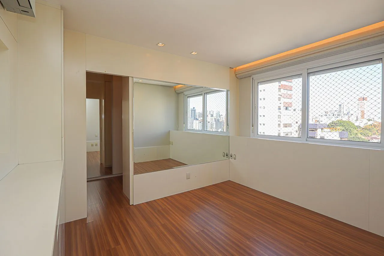 Imagem Apartamento de 3 quartos, 3 suítes, com 02 garagens individuais no Bairro Petrópolis, próximo a Encol.