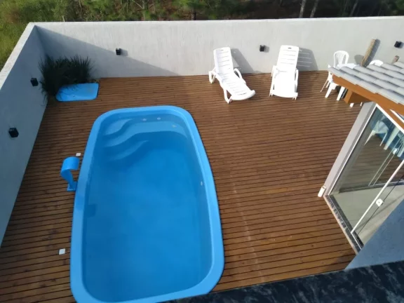 Imagem Casa de Alto Padrão em Garopaba-SC: 3 Dorms, Piscina, 275m², Próx. ao Centro e Praias