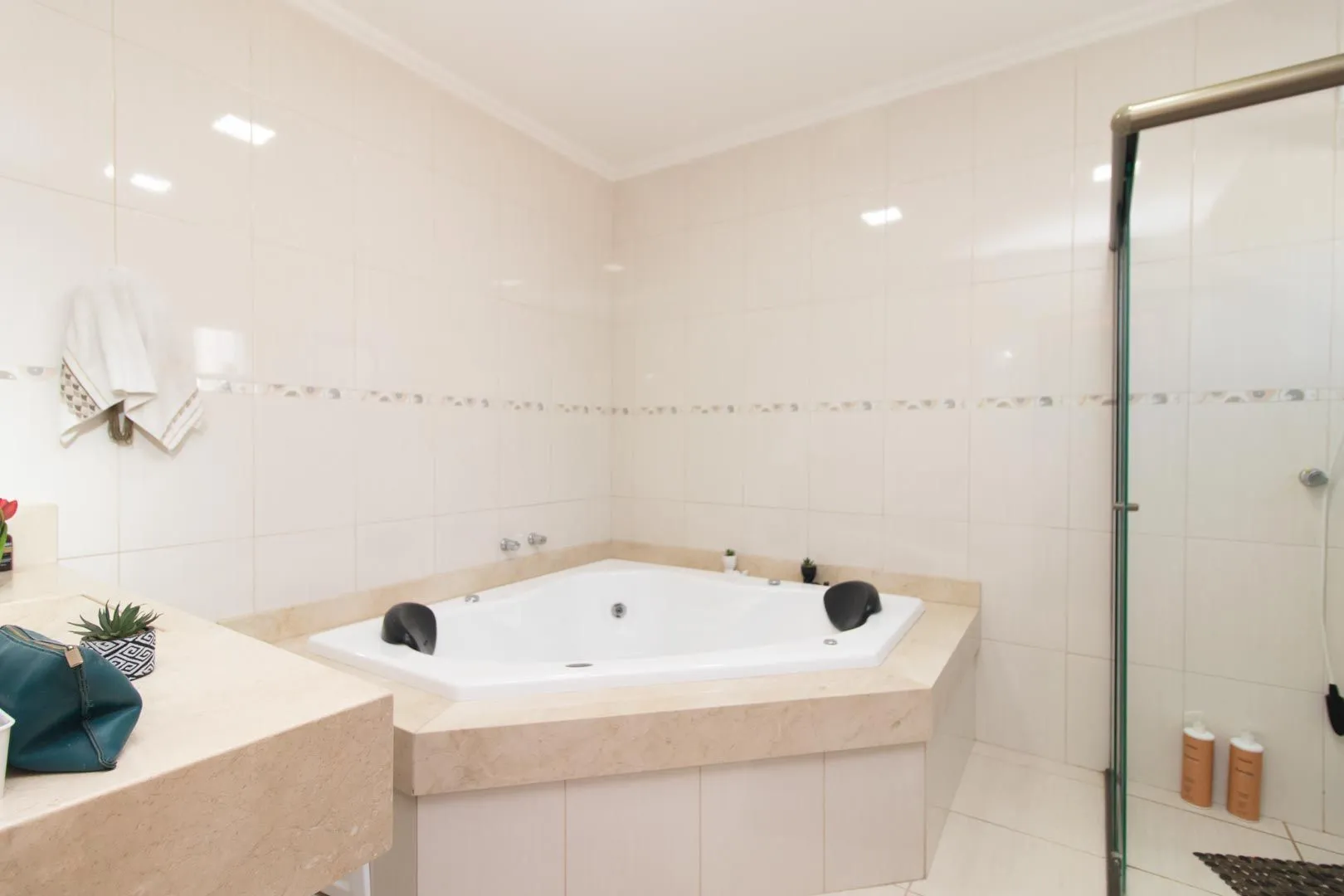 Imagem Casa de 03 dormitorios com suite e piscina no bairro Hipica - Porto alegre/Rs