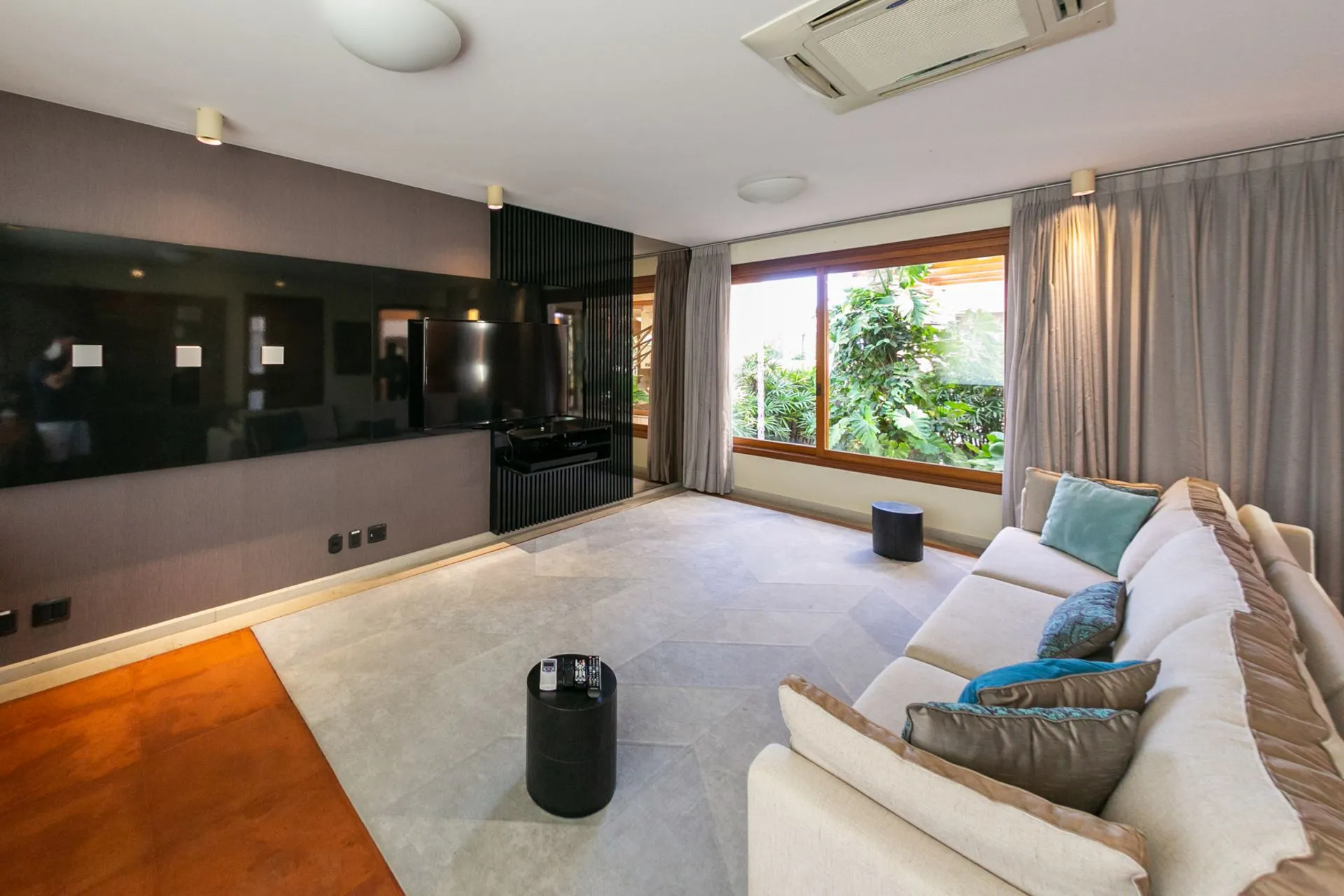Imagem Casa para Locação Anual em Jurerê Internacional com vista para Praia