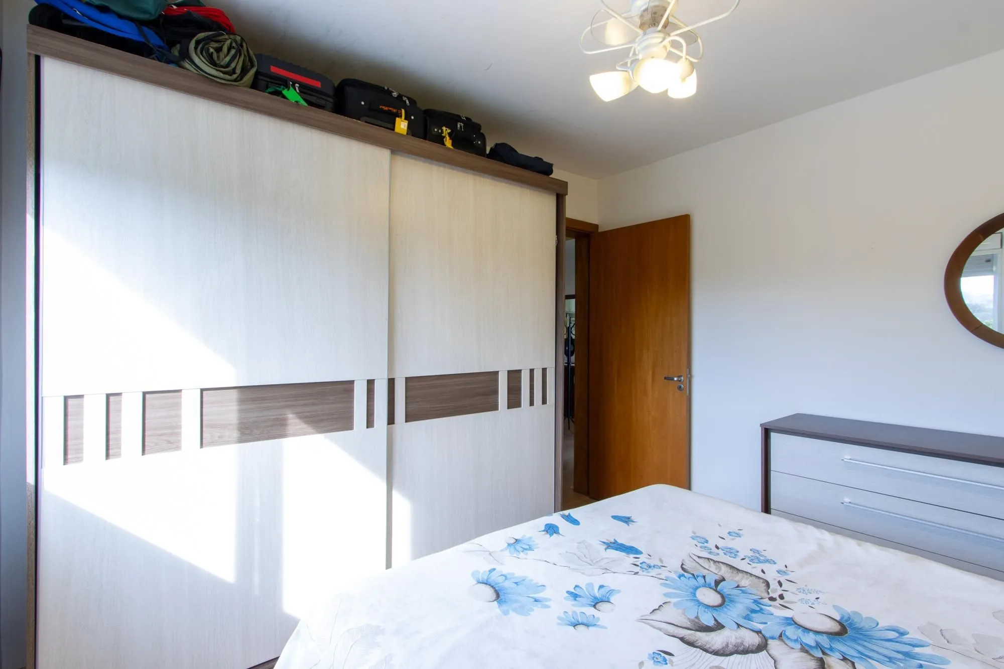 Imagem Apartamento de 2 dormitórios, na zona sul de Porto Alegre, semi-mobiliado, churrasqueira e box escriturado.