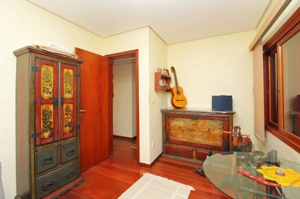 Imagem Casa de 275m² - 3 dormitórios e 3 vagas no bairro Coronel Aparício Borges