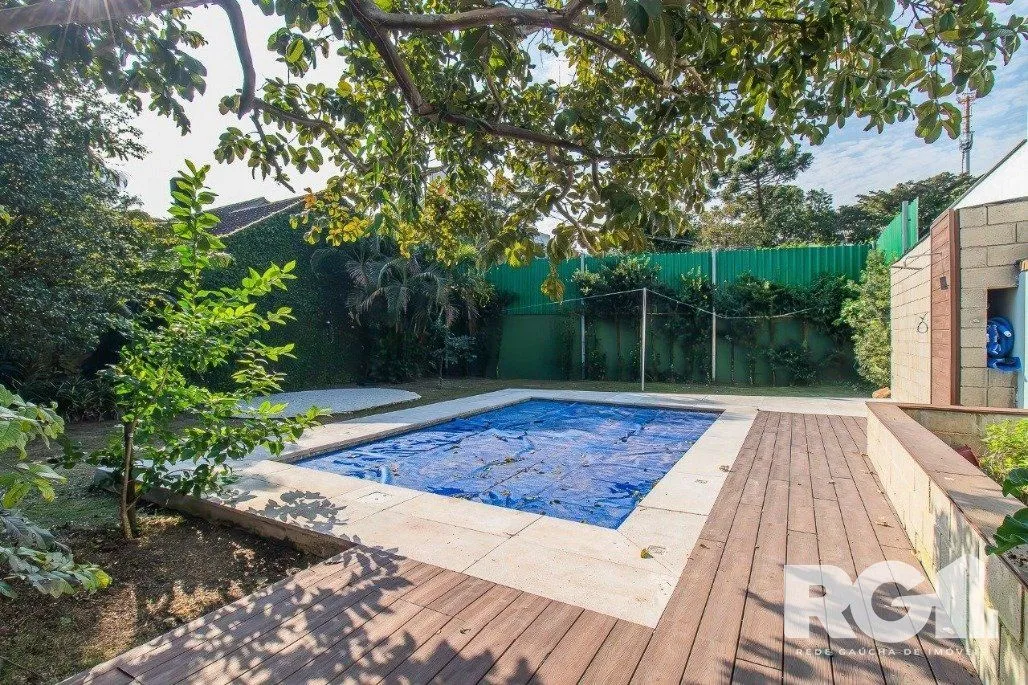 Imagem Casa espaçosa com 3 dormitórios, pátio com piscina e 4 vagas
