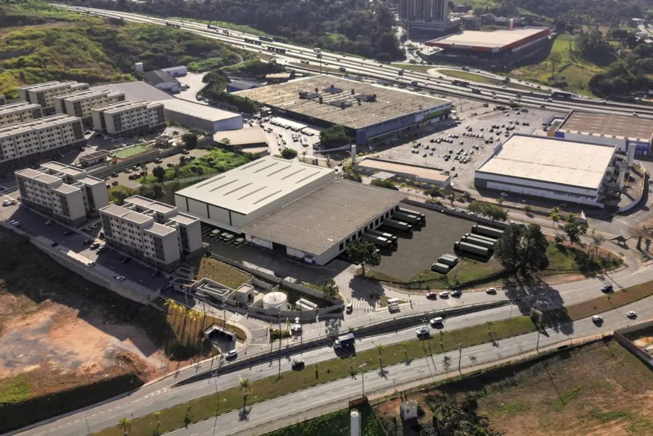 Imagem Galpão Comercial para Locação no Centro de Votorantim-SP: 4 Salas, 8 Banheiros, 40 Vagas e 20.000m² de Área!