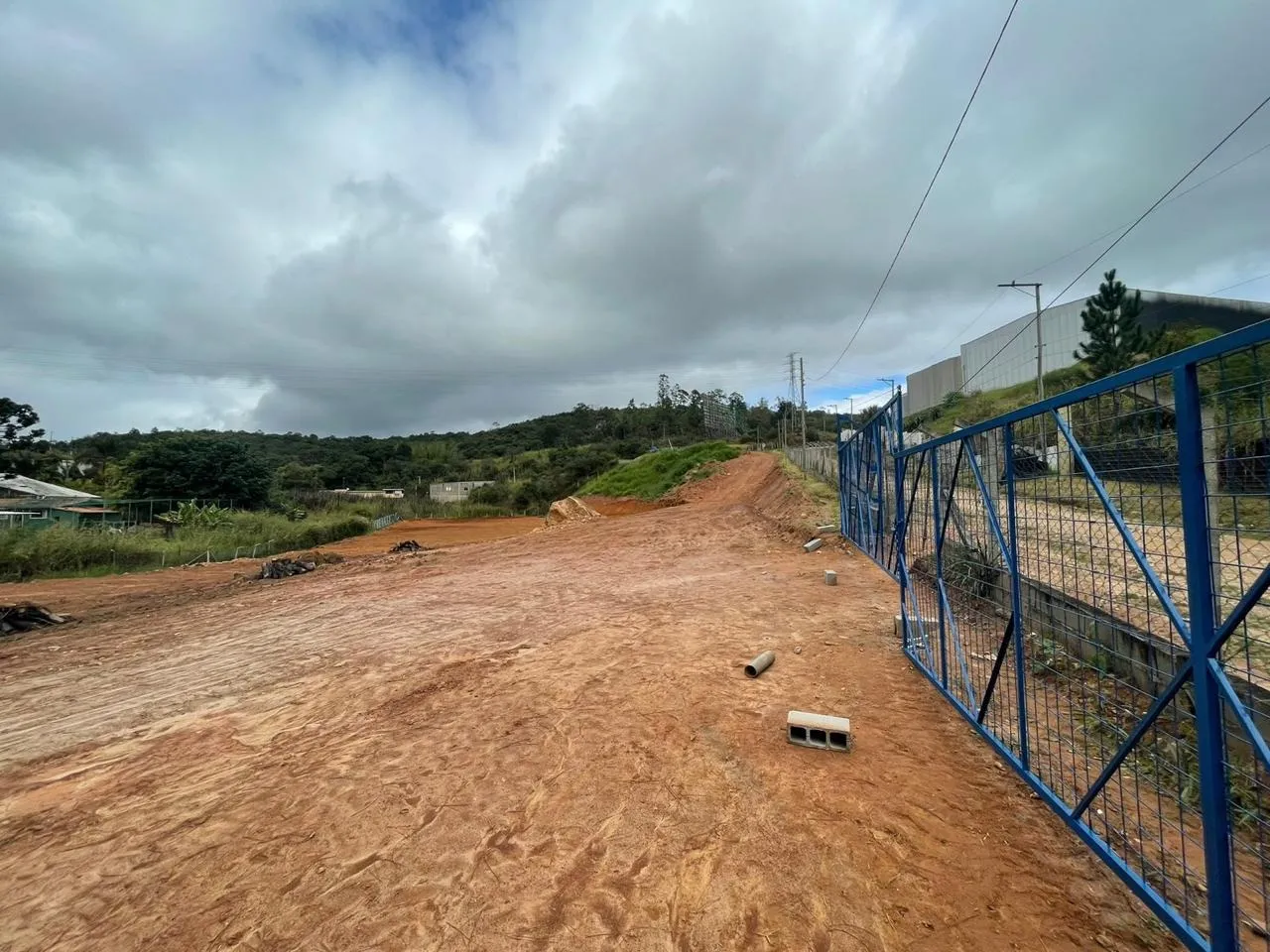 Imagem Área Empresarial e Industrial de Alto Potencial com Estacionamento para até 70 Vagas no Final de Obras