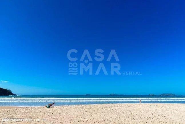Imagem Imóvel de luxo em condomínio à beira-mar em Búzios-RJ: 5 quartos, 5 suítes, 8 banheiros, 3 vagas, 650m² de área. Venha conferir!