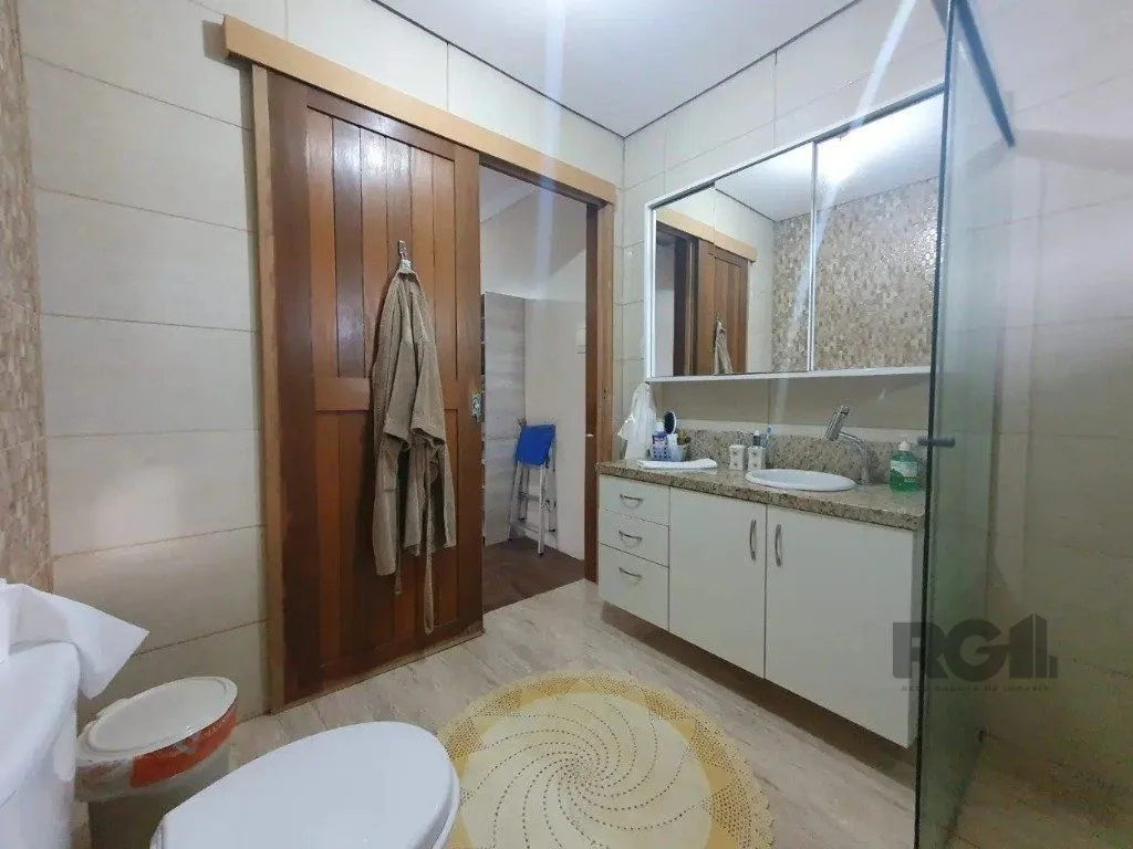 Imagem Casa com 3 dormitórios no bairro Lomba do Pinheiro