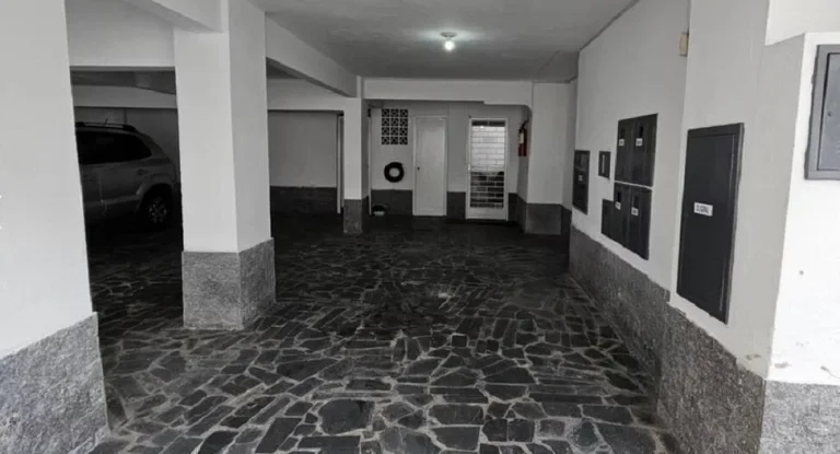 Imagem ÁTIMA ÁREA PRIVATIVA, REFORMADA COM 04 QUARTOS, 04 VAGAS NO SANTO ANTÔNIO!!