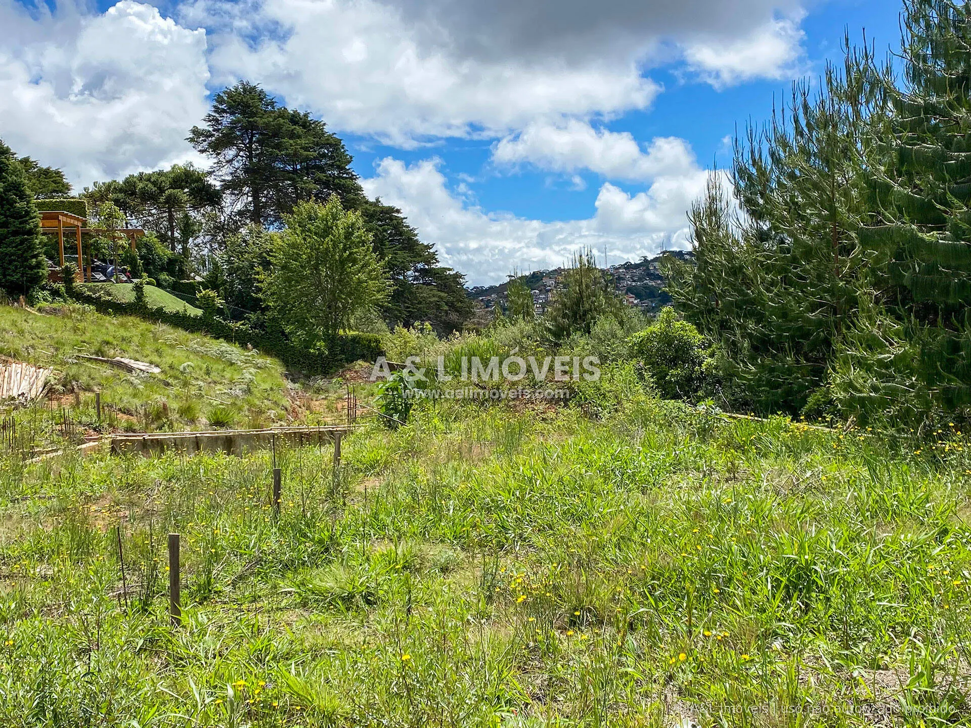 Imagem Terreno à venda em Campos do Jordão com 2.055,00 m²