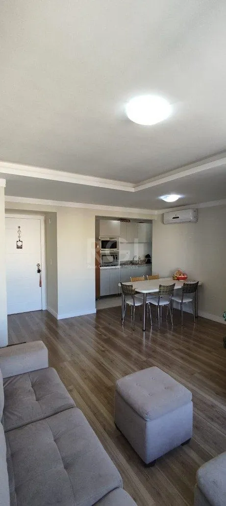 Imagem Excelente, amplo e ensolarado apartamento 3 dormitórios sendo 1 suíte, com living 2 ambientes, banheiro social, semimobiliado e com 2 vagas de garagem.