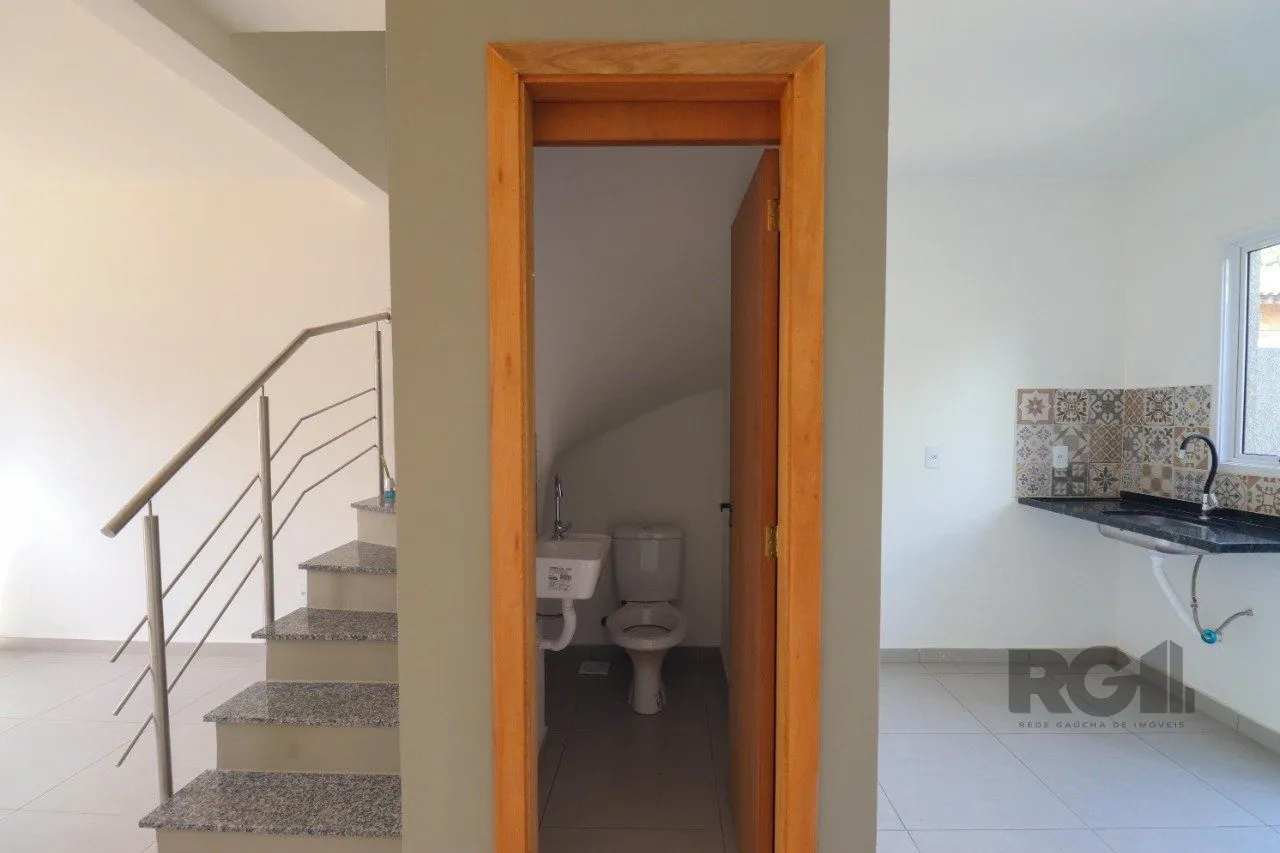 Imagem CASA ESTILO SOBRADO COM 2 QUARTOS E PÁTIO, À VENDA NO BAIRRO VILA NOVA, EM PORTO ALEGRE/RS