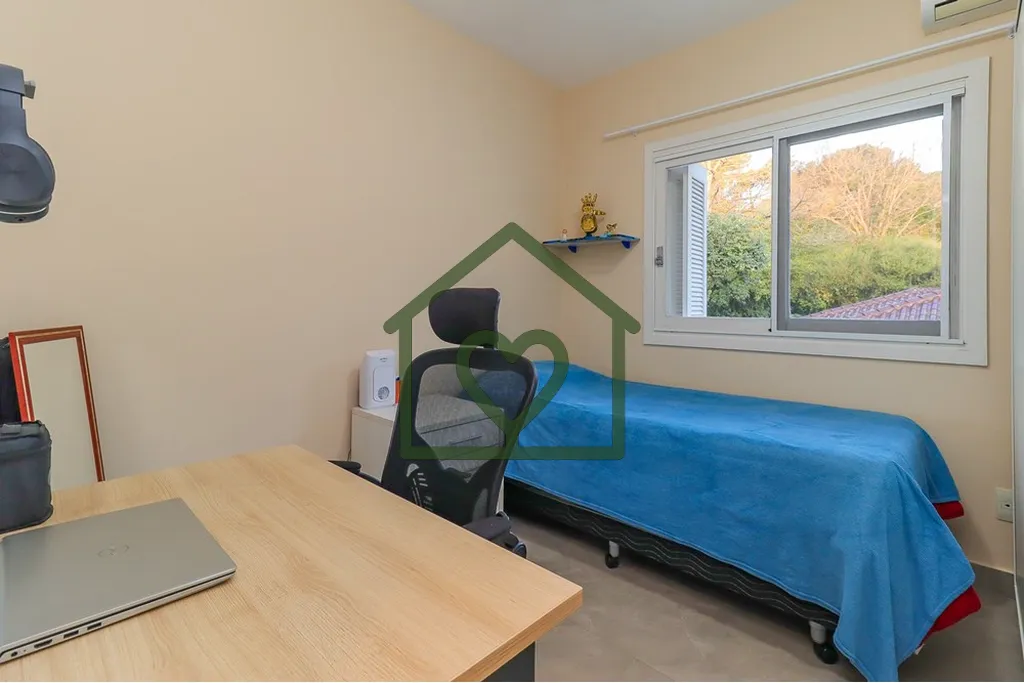 Imagem Casa em condomínio no bairro Nonoai, com 122m² privativos distribuídos em 2 andares. No térreo, ...