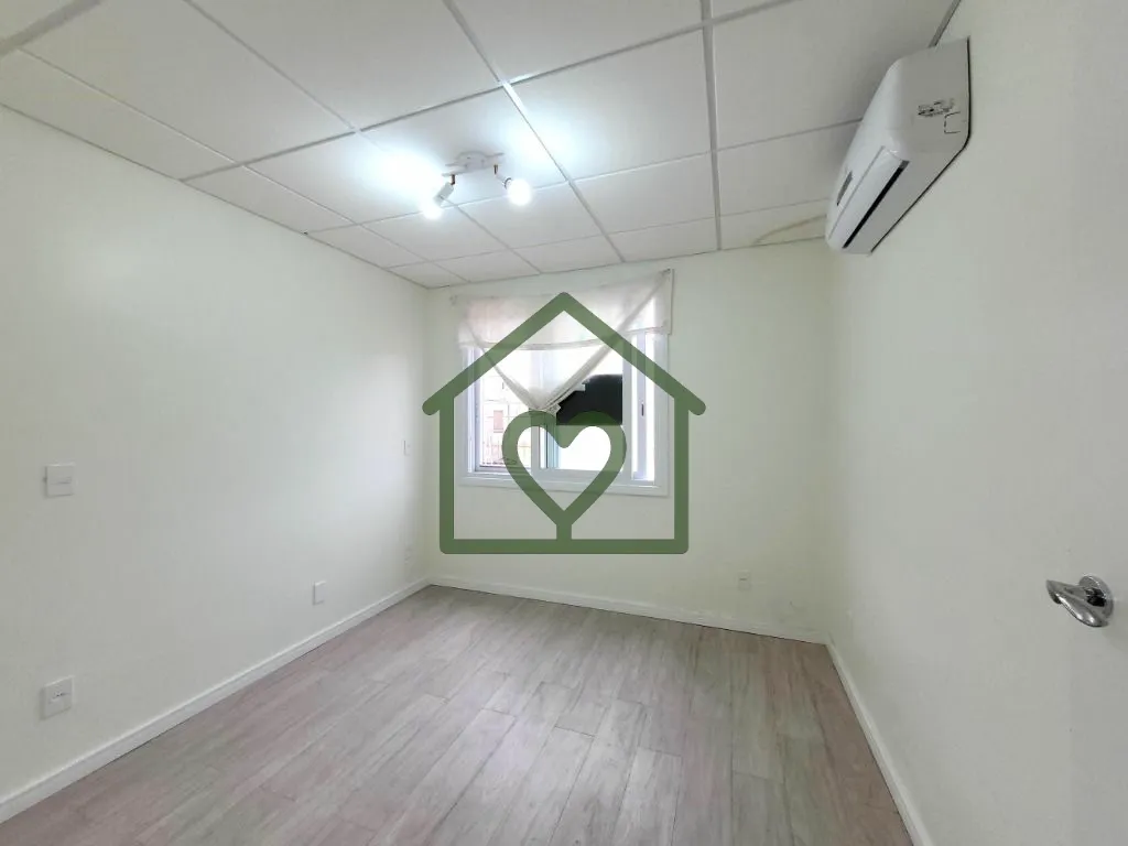 Imagem Apartamento totalmente reformado com 01 dormitório e 02 vagas de garagem próximo à PUC, bairro Ja...