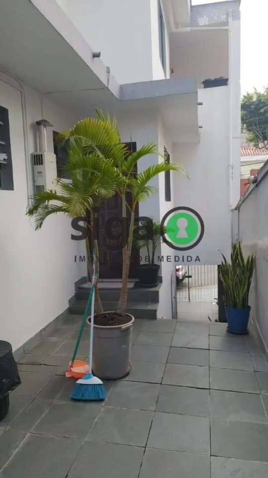 Imagem Imóvel com 3 Casas e 3 Vagas Próximo à Av. Santa Catarina