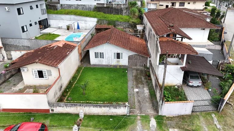 Imagem Casa de madeira muito bem localizada entre os bairros Iririú e saguaçu!