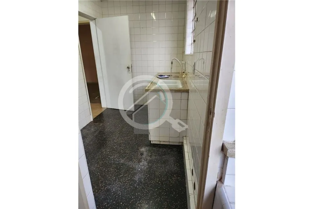 Imagem Dependência de empregada, uma sala ideal para receber família e amigos, uma espaçosa cozinha, est...