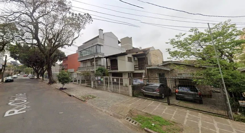 Imagem terreno com casa pequena
