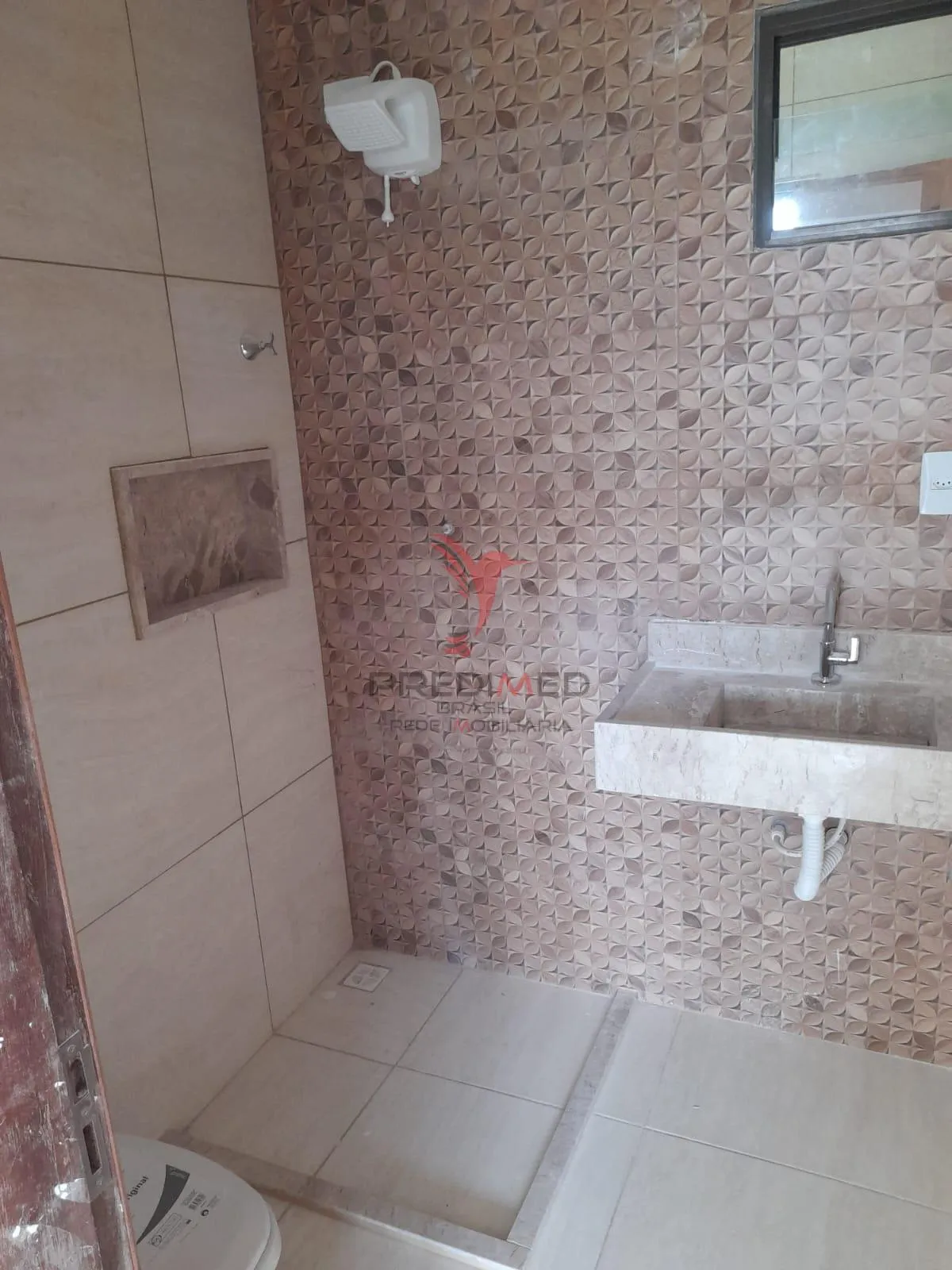 Imagem Casa com piscina,aceita carro, apartamento no negócio, 2 Suites, 3 Vagas de Garagem