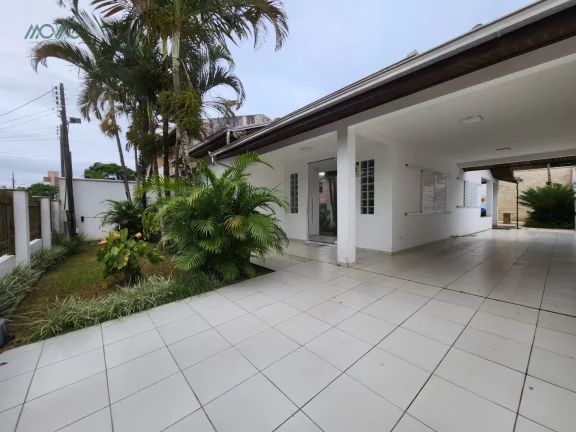 Imagem Casa com Piscina e Localização Privilegiada no Centro de Itapoá, Perto da Prefeitura