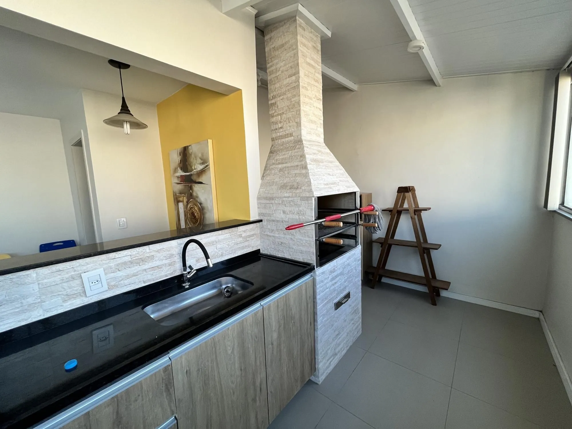 Imagem Apartamento de 2 quartos, suíte e 1 vaga de garagem no bairro Santana em POA/RS